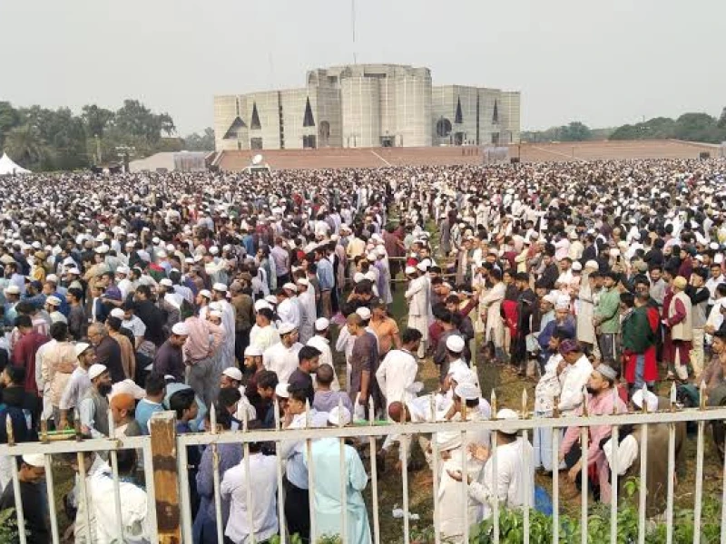 বিপুল জনসমাগমে মানিক মিয়া অ্যাভিনিউয়ে শরিফ ওসমান হাদির জানাজা